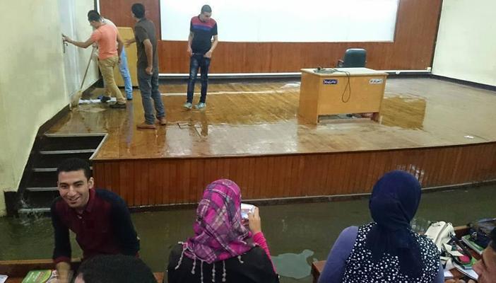 بالصور.. غرق قاعات المحاضرات بجامعتي الإسكندرية والمنصورة