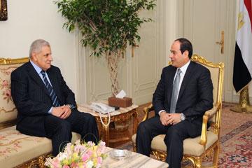 بعد تفويض وزير الدفاع..السيسي يفوِّض محلب في بعض باختصاصاته