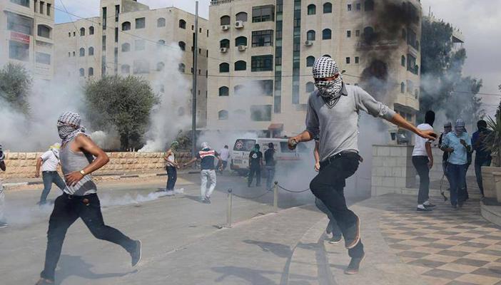 إصابة 21 فلسطينيا خلال مواجهات مع الجيش الإسرائيلي بـ”الضفة”