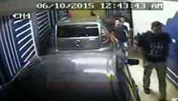 بالفيديو.. فضيحة.. الشرطة تسرق معرض سيارات بالشرقية