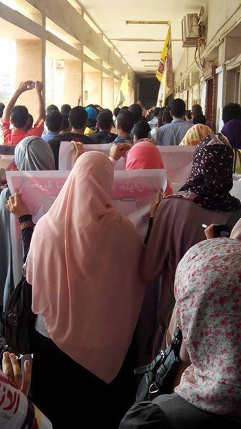 طلاب جامعة حلوان يتظاهرون رفضًا لقمع الحراك الطلابي