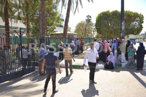 وقفة لطلبة التعليم المفتوح بالوادي الجديد اعتراضا على نقلهم