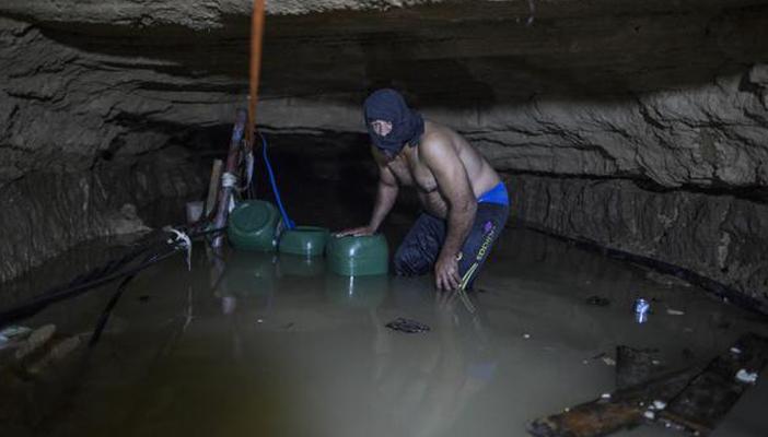 “ميدل إيست آي”: لماذا يخاطر سكان غزة بحياتهم ويعملون في أنفاق مميتة؟