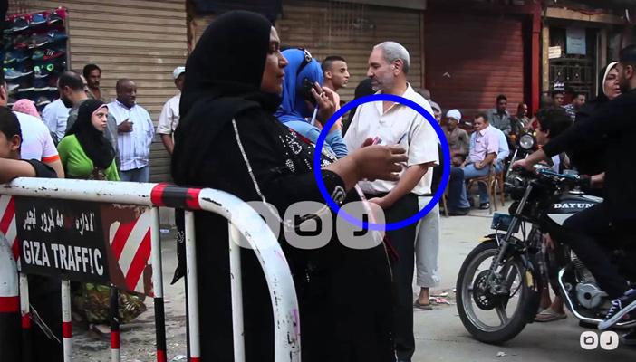 بالفيديو.. استغلال للأطفال وتوزيع للدعاية أمام مدارس بولاق الدكرور