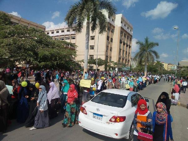 مسيرة لطالبات الزقازيق تطالب بالإفراج عن المعتقلين