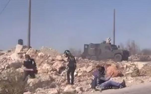 فيديو| الجيش الصهيوني يطلق النار على صحفيين