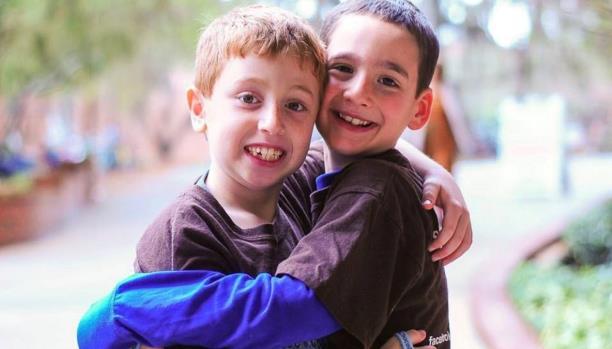 طفل 6 سنوات يؤلف كتاباً لإنقاذ صديقه من الموت…فجمع مليون دولار