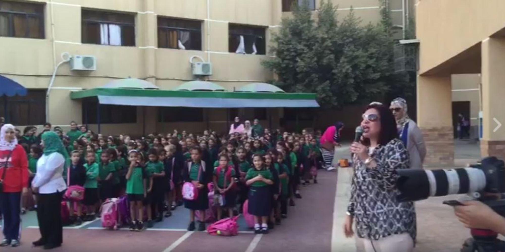 بالفيديو.. مديرة مدرسة تطالب التلاميذ بالتخلي عن الشكولاتة لصالح مصر