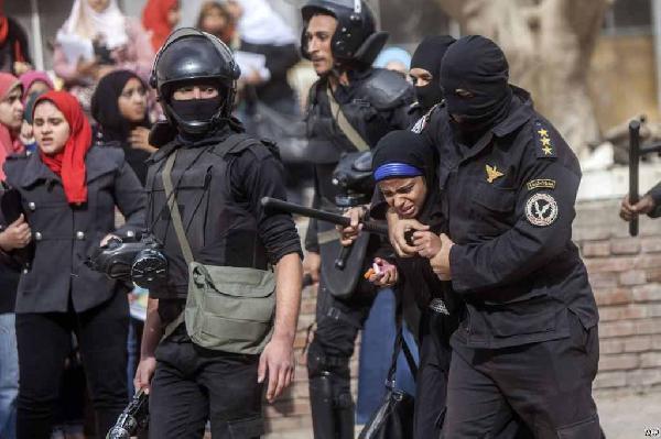 عاجل| اعتقال طالبة من الحرم الجامعي بـ”المنصورة”