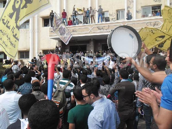 طلاب الأزهر يحاصرون مبنى الإدارة للمطالبة بإقالة “العبد”