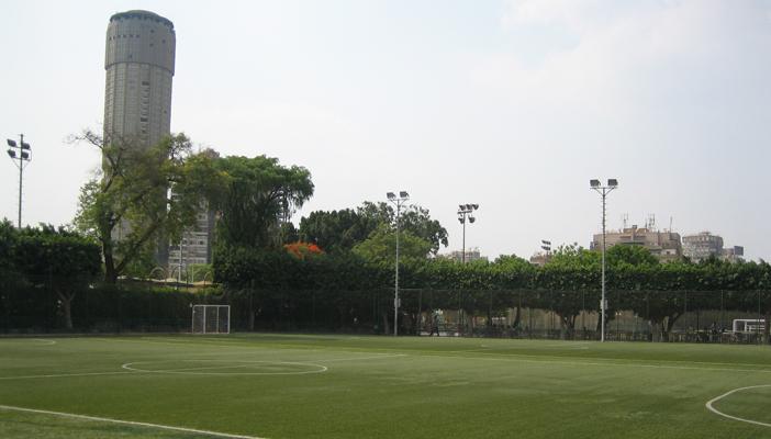 “خناقة بالسكاكين” بين أعضاء نادي الأرستقراطية المصرية