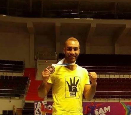 لرفعه شارة رابعة وزير الرياضة يحيل اللاعب محمد يوسف للتحقيق