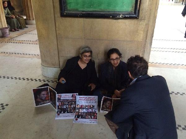 “الثوري المصري” يتضامن مع ليلى سويف وابنتها