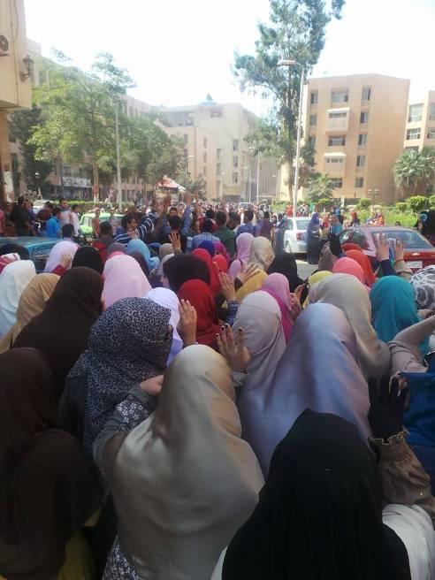 مسيرة لطالبات جامعة المنوفية رفضًا لحكم العسكر