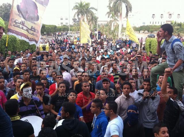 طلاب الأزهر يتحدون القمع والاعتداءات بمسيرات حاشدة