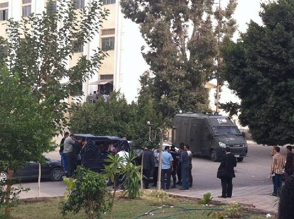 أمن الانقلاب يحتجز الطلاب بتربية الأزهر ويضع السلاح لتصويرهم