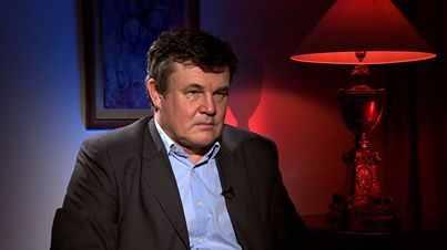 كاتب بريطاني: لندن ترقص على نغمة السعودية ضد الإخوان