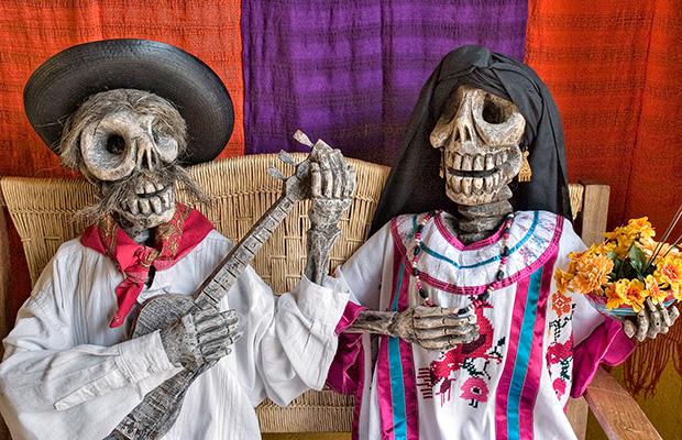 بالموسيقى والزينة والأطعمة.. المكسيكيون يستعدون للاحتفال بموتاهم