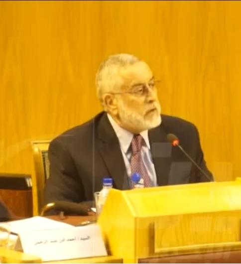 فيديو..عضو بالبرلمان العربي يحرج عمرو موسى لحضوره الجلسة