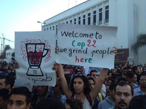 غضب الآلاف خلال تشييع جنازة بائع السمك المقتول سحقًا بالمغرب