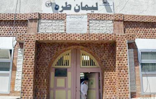 ضابط يجبر أطباء “طرة” على تزوير التقارير لعدم علاج المرضى