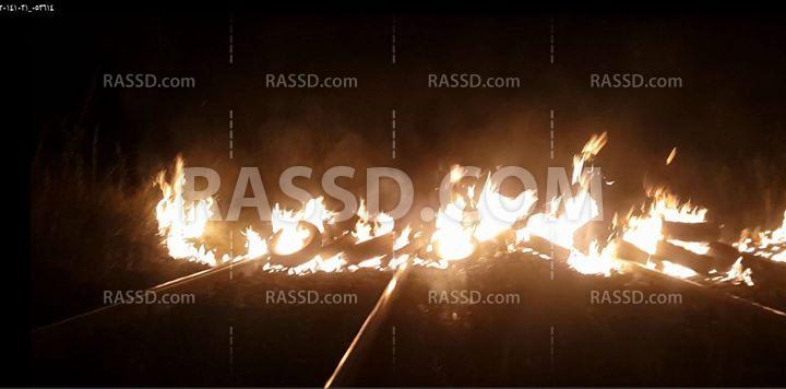 مجهولون يقطعون الطريق في قرية الميمون تنديدًا باختطاف طالبتين