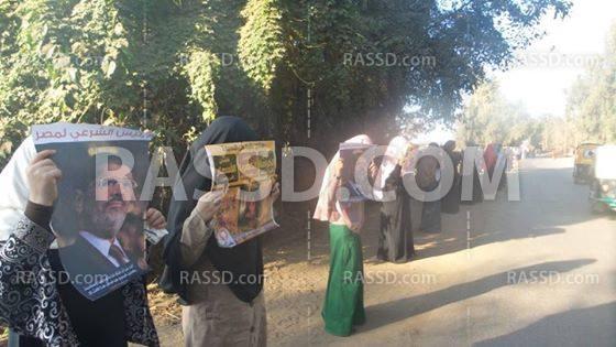 سلسلة بشرية لرافضي الانقلاب في مدينة تلا بالمنوفية