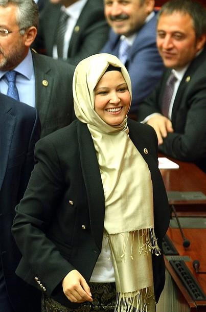 وصول البرلمانيات الأربعة “بحجابهن” إلى البرلمان التركي