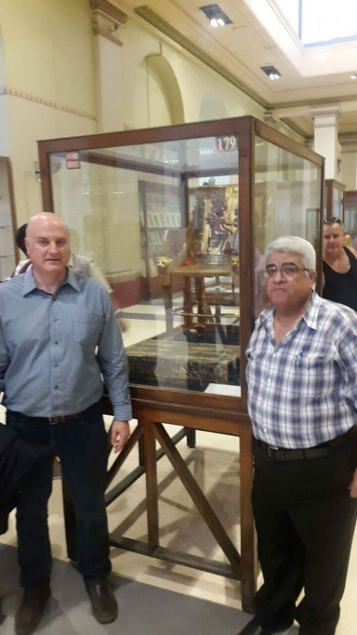 السفير الإسرائيلى يزور المتحف المصرى ويعرب عن انبهاره بـ توت عنخ آمون