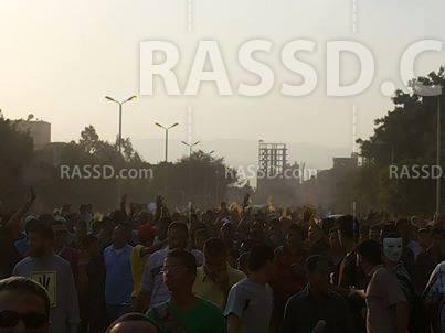 قوات الجيش تطلق الغاز على رافضي الانقلاب بالسويس