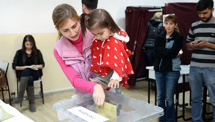 مغردو تويتر يهنئون “العدالة والتنمية” بفوزه في انتخابات تركيا