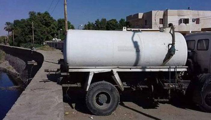 بالصور.. سيارة الكسح تلقي مياه الصرف في النيل بأسوان