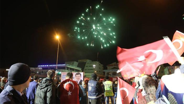 بالفيديو.. احتفالات الشارع التركي بفوز حزب العدالة والتنمية