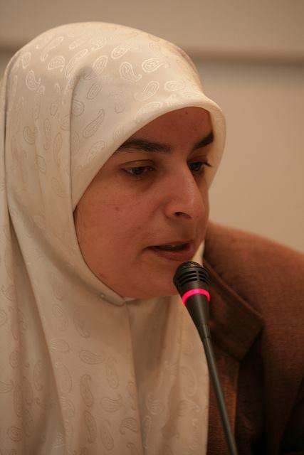 احتجاز «هبة رؤؤف» لعدة ساعات بتهمة رفع إشارة رابعة