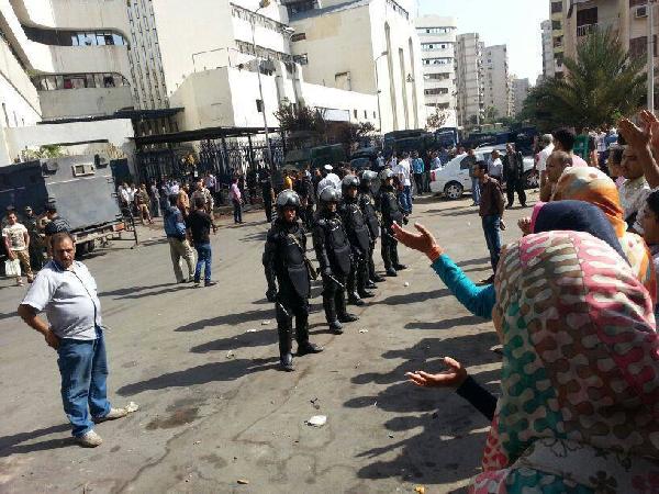 الضرب والاعتقال لأهالي المعتقلين أمام مديرية أمن الاسكندرية