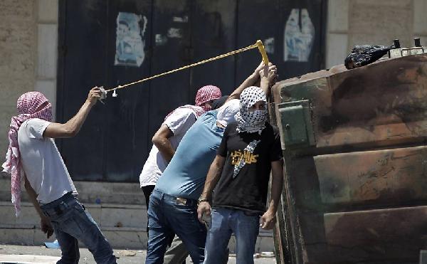 توتر في القدس بسبب اقتحامات الأقصى..وقانون صهيوني لمواجهة الحجارة