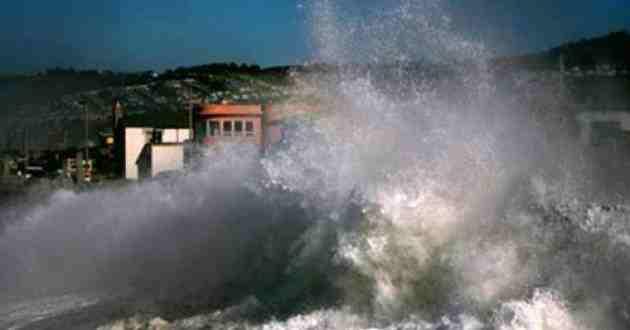 بالفيديو.. شاهد لحظة ضرب إعصار تشابالا شواطئ “المكلا” اليمنية