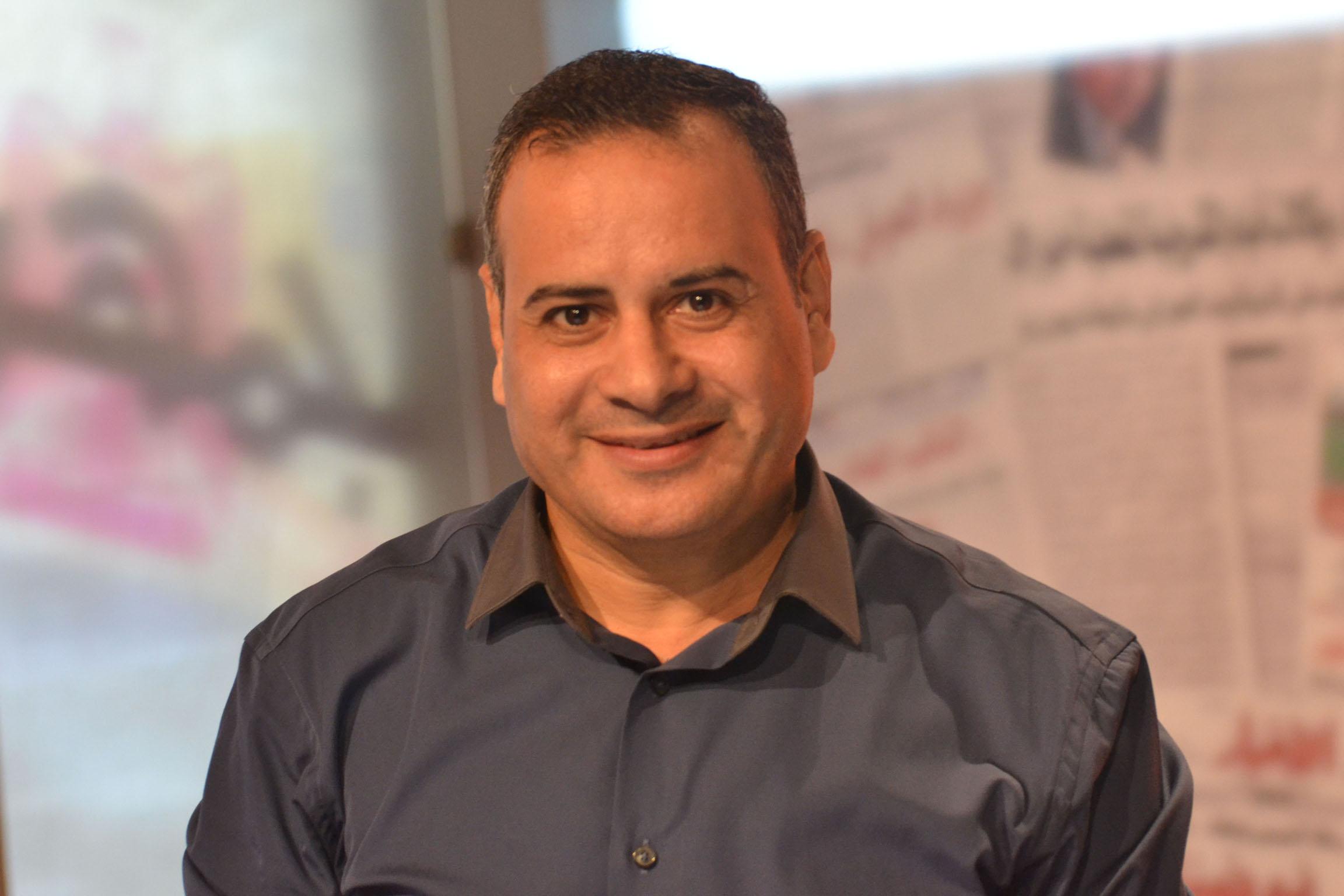 بالفيديو.. القرموطي يعمل في مكتب صرافة ويبيع الدولار على الهواء