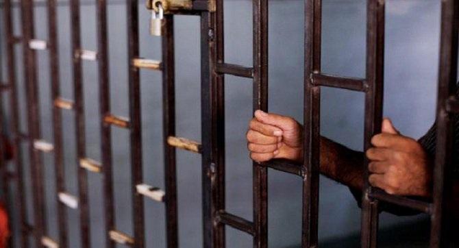 “المرصد السوري”: نحو 2000 قتيل بسجون النظام في 2014