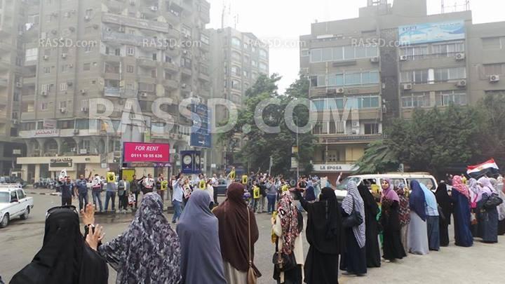 سلسلة بشرية لرافضي محاكمة الرئيس بميدان لبنان