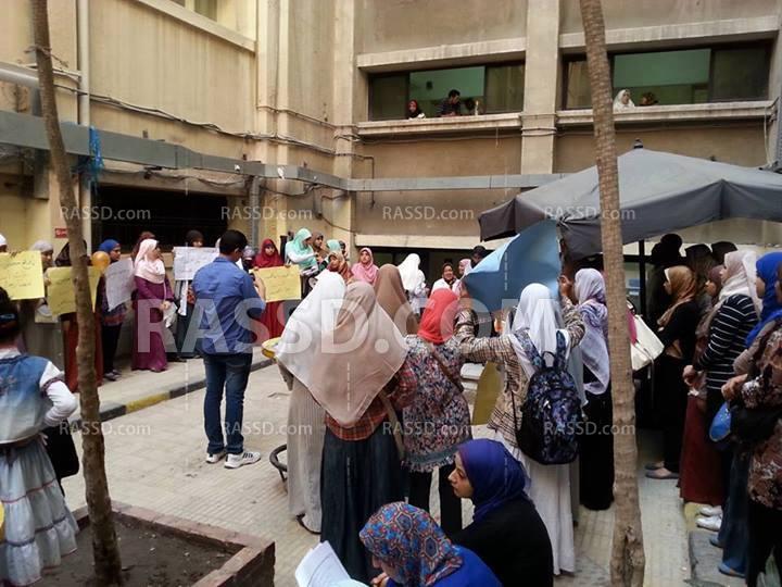 طلاب أسنان بالإسكندرية يقيمون وقفتهم للتنديد باعتقال الطالبات