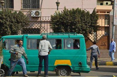 موظفو جامعة المنوفية وبلطجية يعتدون على وقفة طلاب ضد الانقلاب