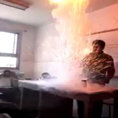 فيديو| انفجار تجربة كيميائية بوجه مدرس بمدرسة حكومية