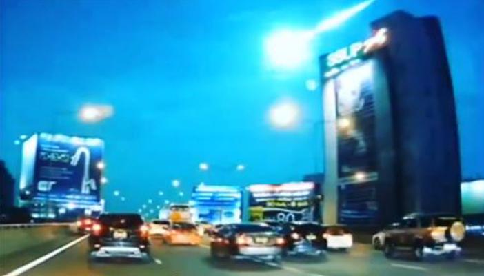 بالفيديو.. نيزك ضخم يضيء سماء بانكوك ليلا