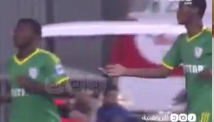 بالفيديو.. لاعب بالدوري السعودي يعثر على هاتف محمول في ملعب المباراة