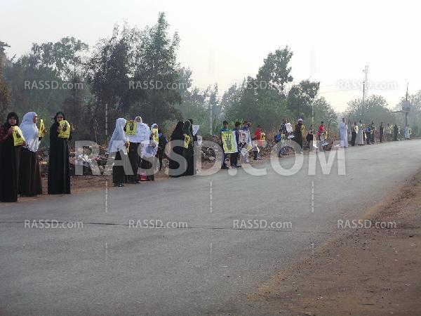 سلسلة بشرية على طريق طناح المنصورة ضد محاكمة الرئيس مرسي