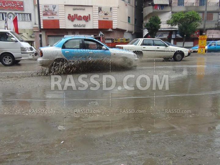 الأمطار الغزيرة توقف حركة المرور والصيد في دمياط