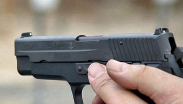 ضابط شرطة يطلق النار على مدير شركة بعد أن أمره بـ”الركوع”