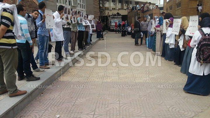 وقفه لطلاب كلية الصيدلة بالإسكندرية تنديدًا باعتقال الفتيات