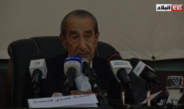 فيديو| “قنديل” يتعرض للهجوم بالجزائر لتأييده الانقلاب